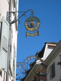 Enseigne, pomme de pin, Lausanne, 2009
